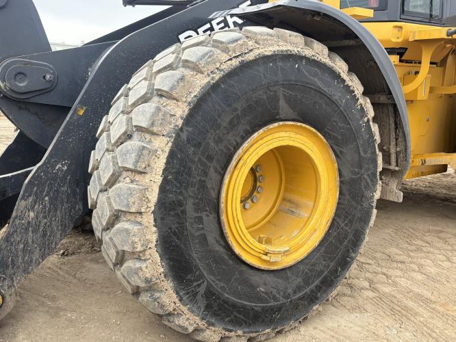John Deere 744L