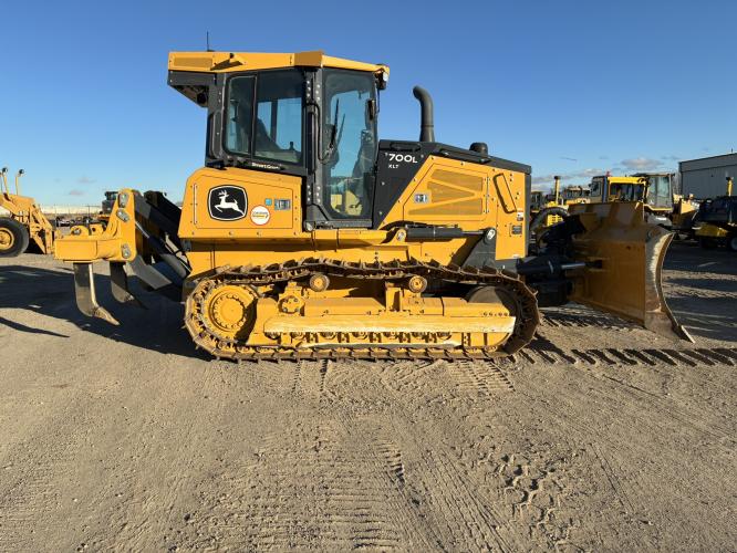 John Deere 700L
