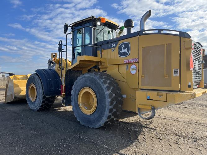 John Deere 824 P
