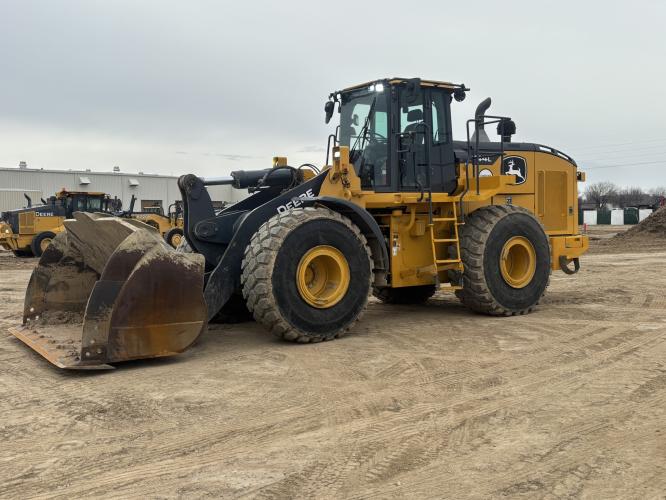 John Deere 744L